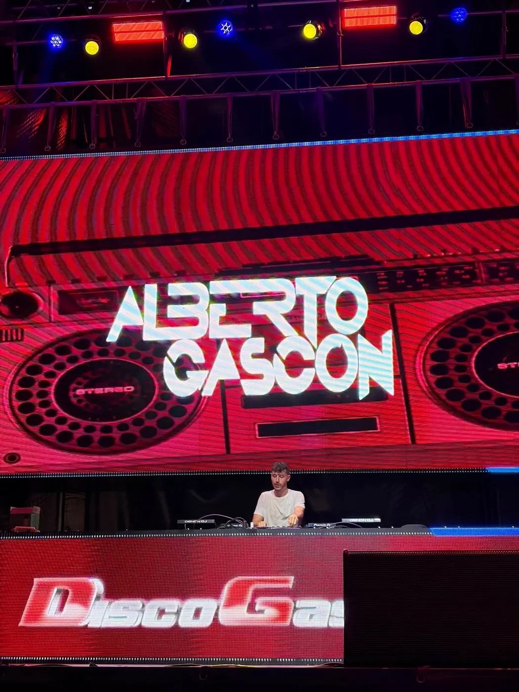 Escenario de Discogaser con pantallas y luces